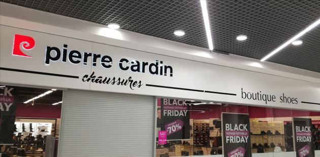 Угловая вывеска в ТЦ: «Kari — Pierre Cardin» Угловая вывеска в ТЦ: «Kari — Pierre Cardin»